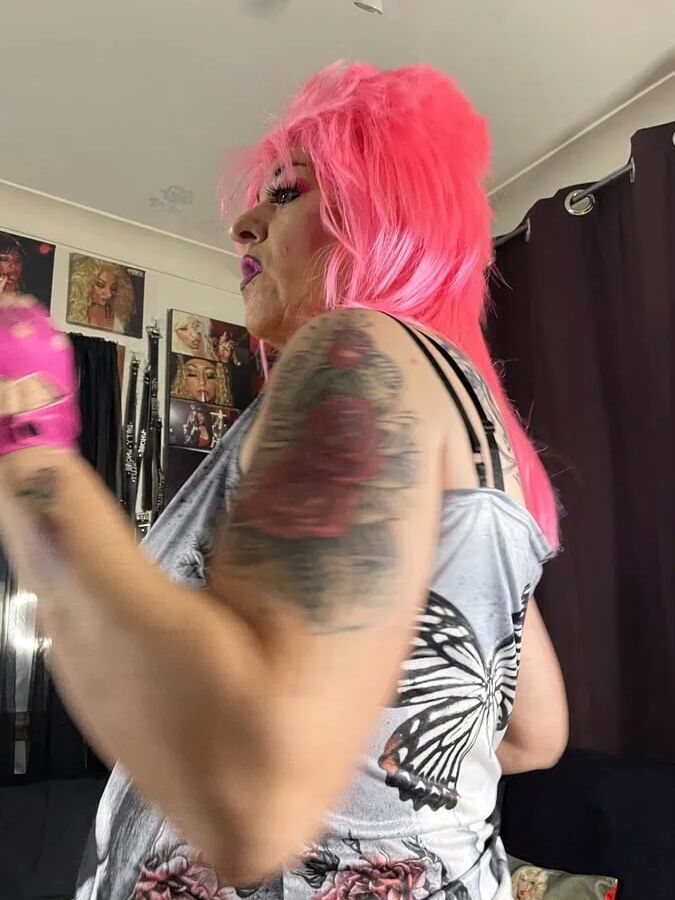 SMOKING BITCH