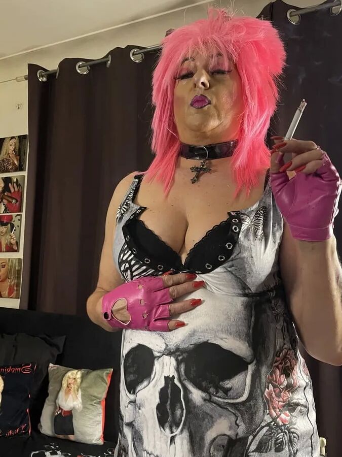 SMOKING BITCH