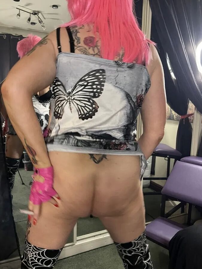SMOKING BITCH