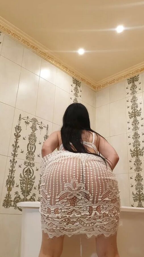 Perfectly shaped teen takes a quick shower