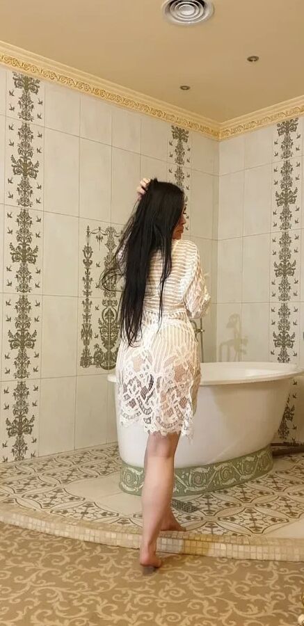Perfectly shaped teen takes a quick shower