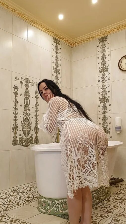 Perfectly shaped teen takes a quick shower