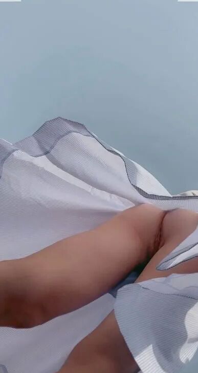 Pussy under skirt