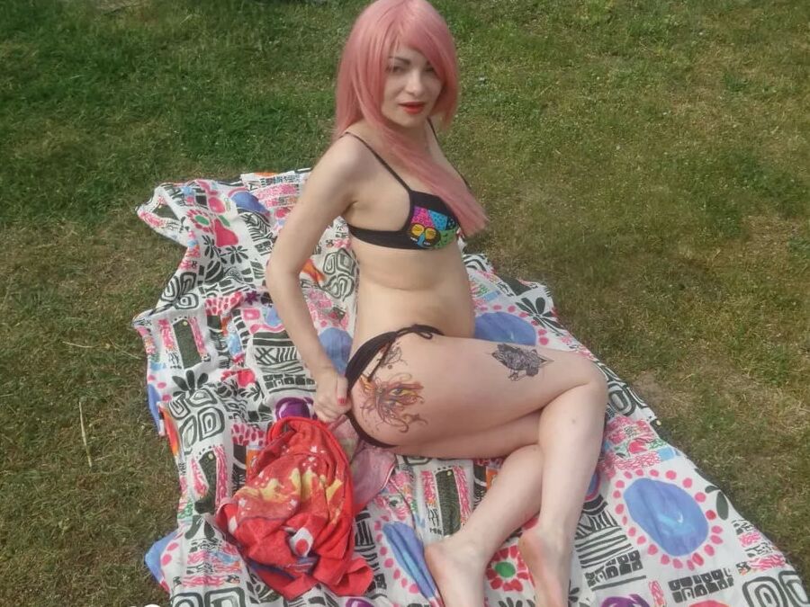 Pink-haired beauty plays with her love tunnel