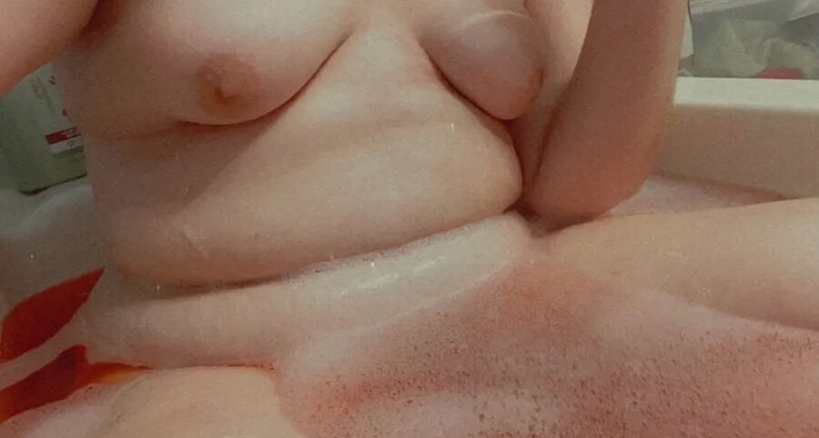 Die sexy 18-jährige BBW Lilac macht heiße, nasse Duschfotos