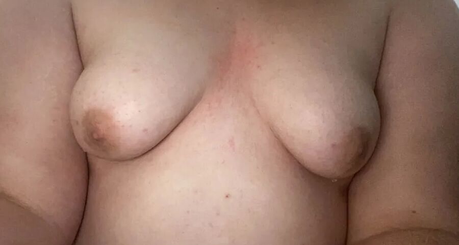 Die sexy 18-jährige BBW Lilac macht heiße, nasse Duschfotos