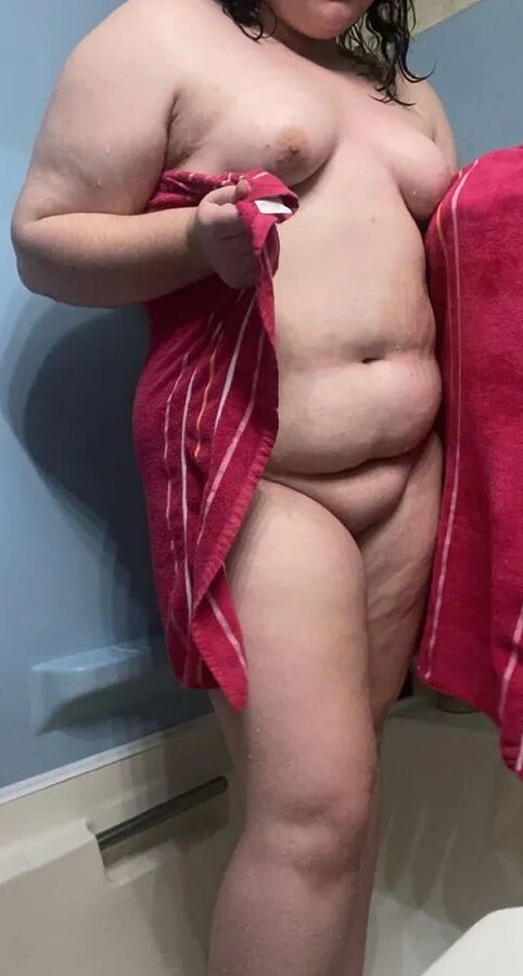 Die sexy 18-jährige BBW Lilac macht heiße, nasse Duschfotos