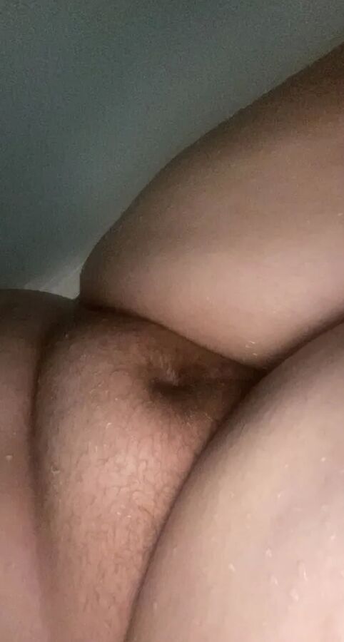 Die sexy 18-jährige BBW Lilac macht heiße, nasse Duschfotos