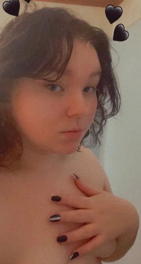 Die sexy 18-jährige BBW Lilac macht heiße, nasse Duschfotos
