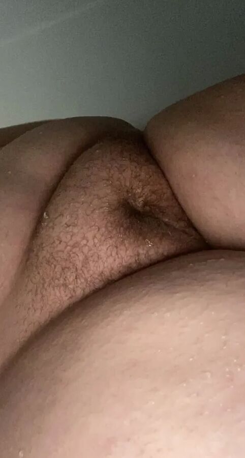 Die sexy 18-jährige BBW Lilac macht heiße, nasse Duschfotos