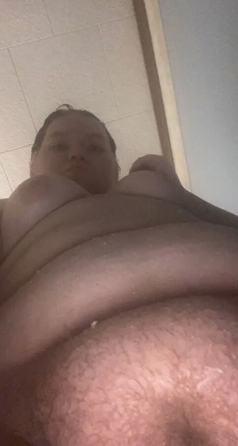 Die sexy 18-jährige BBW Lilac macht heiße, nasse Duschfotos