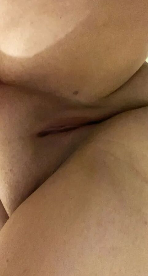 Die sexy 18-jährige BBW Lilac macht heiße, nasse Duschfotos