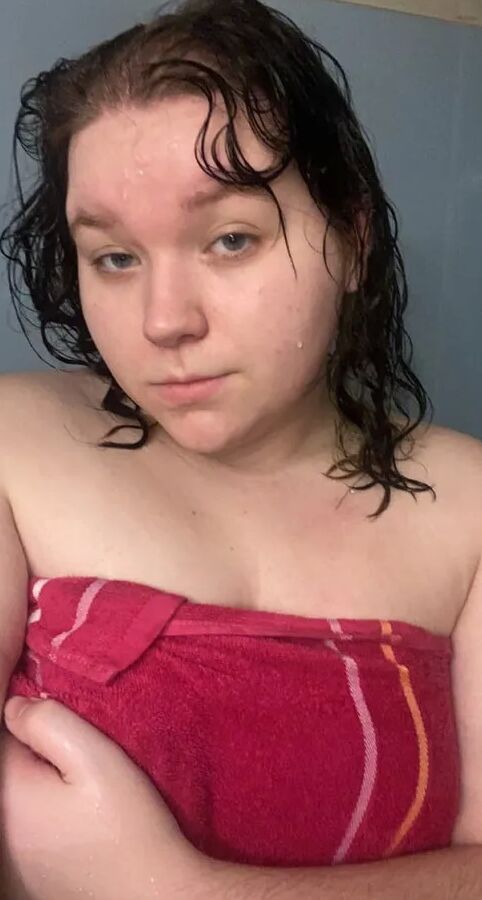 Die sexy 18-jährige BBW Lilac macht heiße, nasse Duschfotos