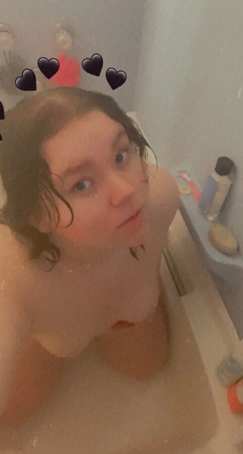 Die sexy 18-jährige BBW Lilac macht heiße, nasse Duschfotos