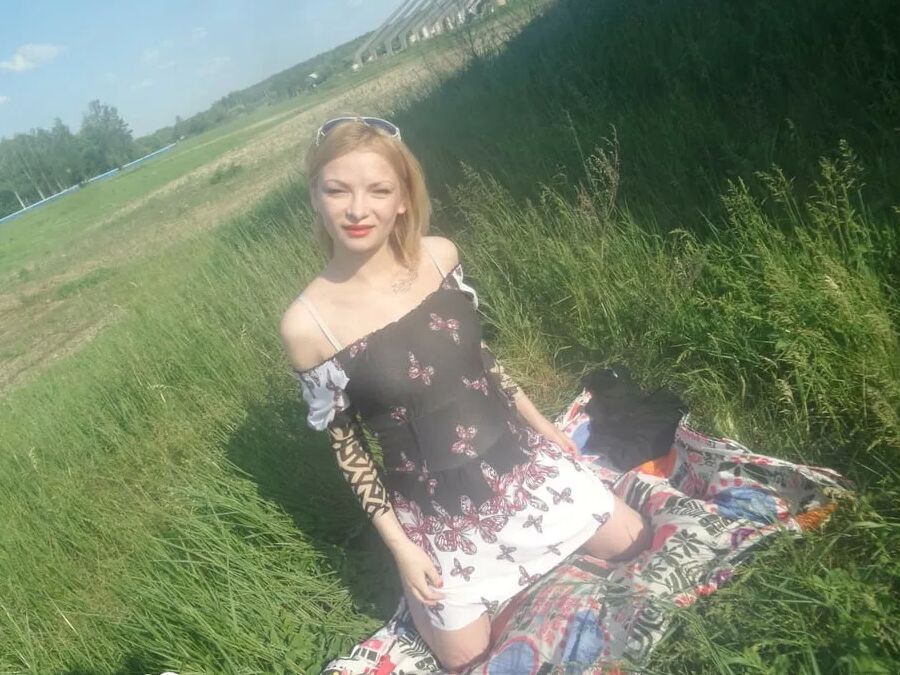 Horny beauty showing her ass in the countryside