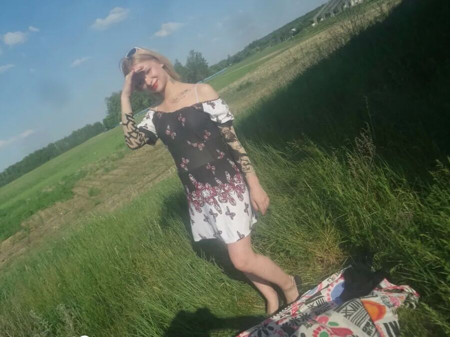 Horny beauty showing her ass in the countryside