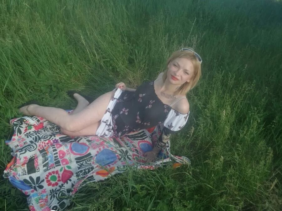 Horny beauty showing her ass in the countryside