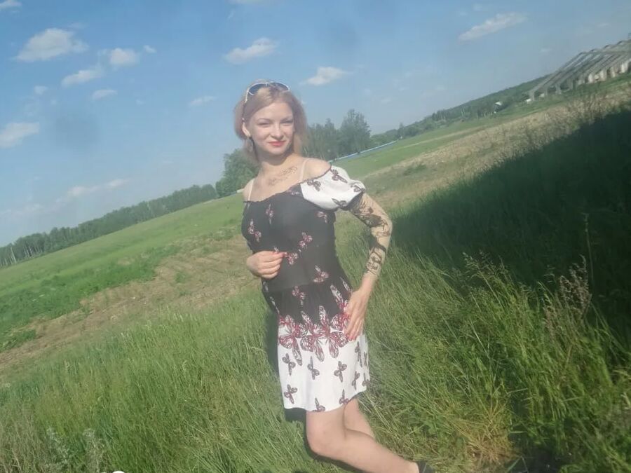 Horny beauty showing her ass in the countryside