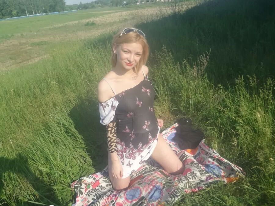 Horny beauty showing her ass in the countryside