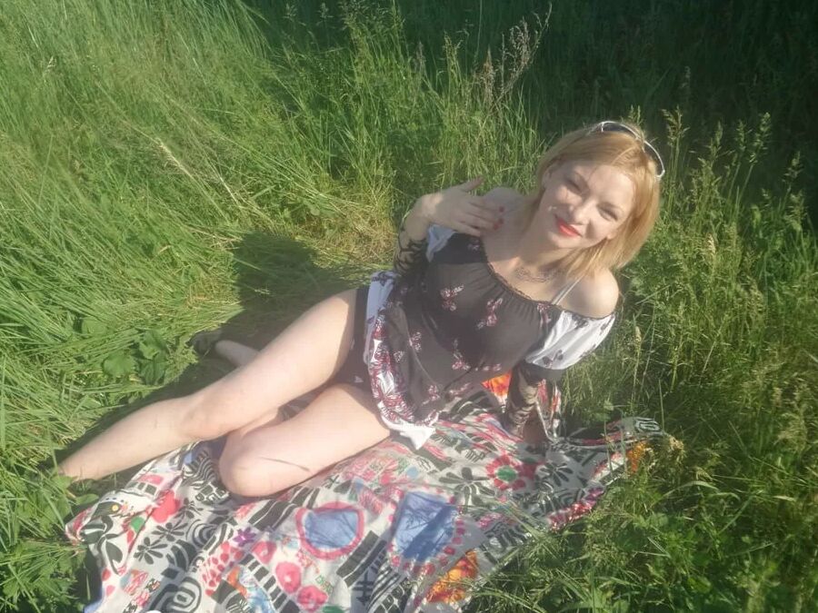 Horny beauty showing her ass in the countryside