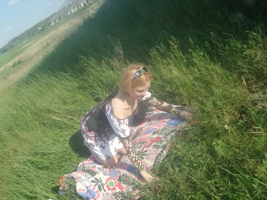 Horny beauty showing her ass in the countryside