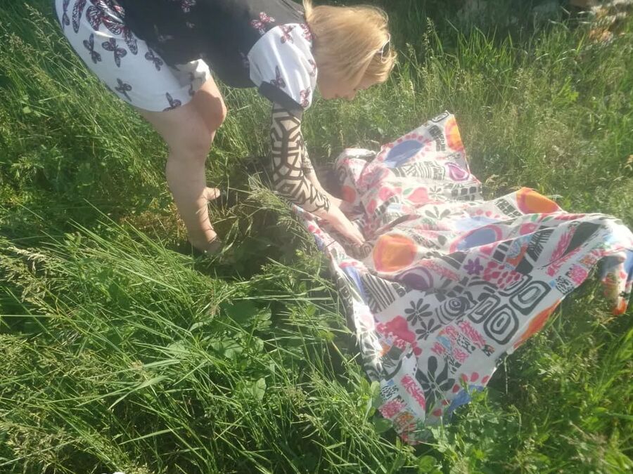 Horny beauty showing her ass in the countryside