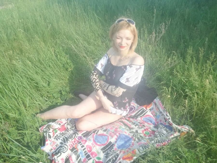 Horny beauty showing her ass in the countryside