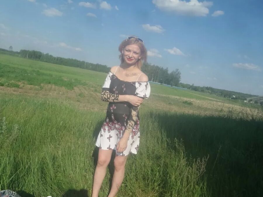 Horny beauty showing her ass in the countryside