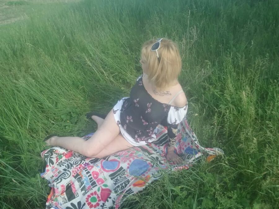Horny beauty showing her ass in the countryside