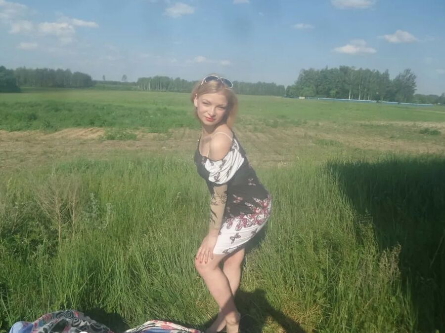 Horny beauty showing her ass in the countryside