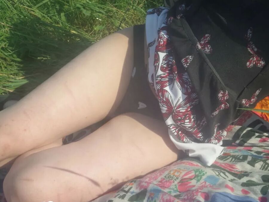 Horny beauty showing her ass in the countryside