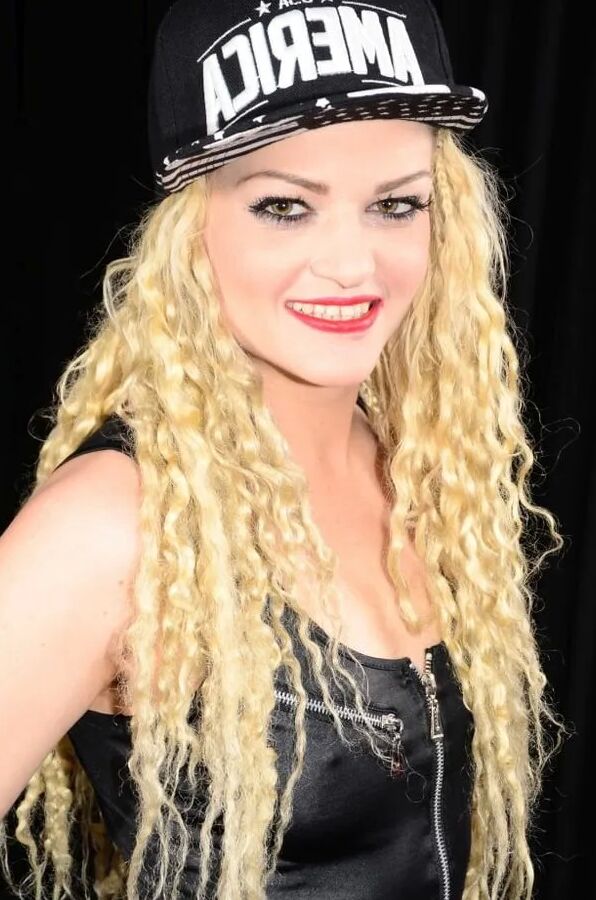 Photo shooting with blonde Alexa Gold