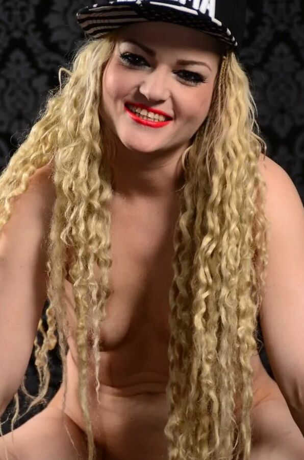 Photo shooting with blonde Alexa Gold