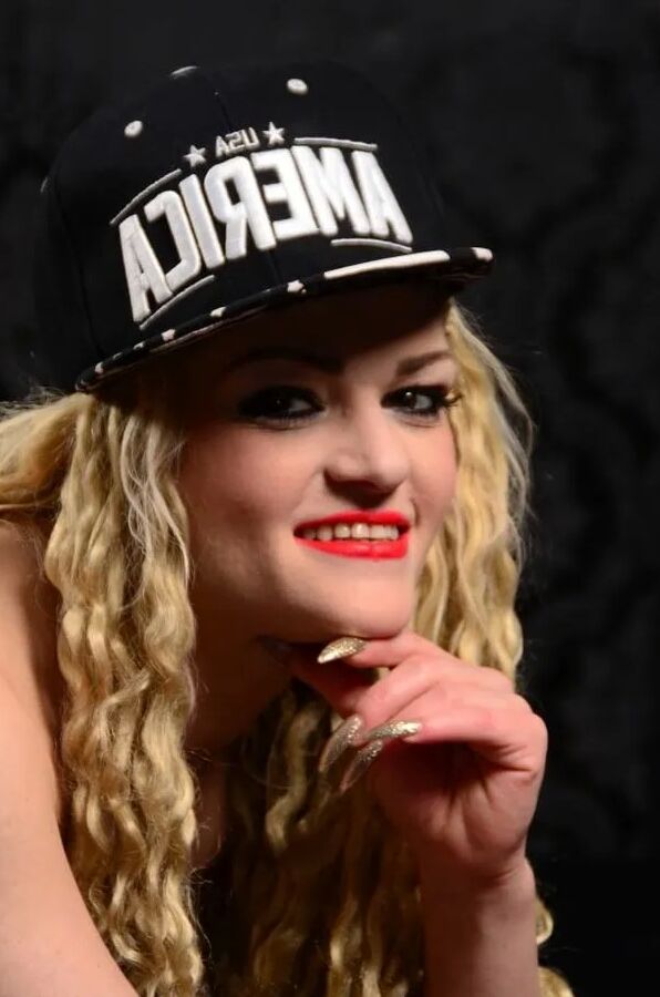 Photo shooting with blonde Alexa Gold