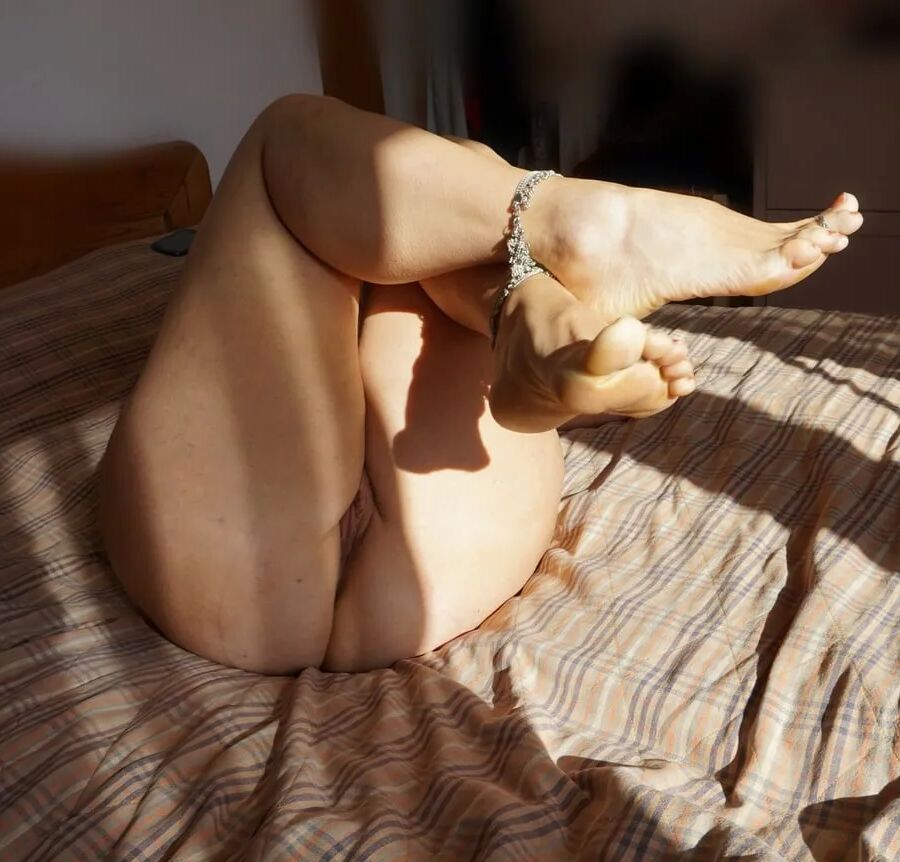 Selena's naked posing and blowjob