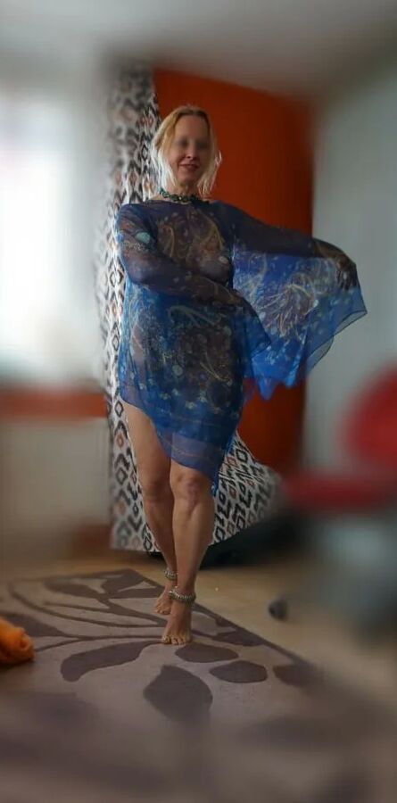Selena's dancing posing