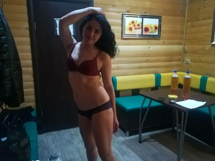 Sensational coffee-house worker shares her naked body