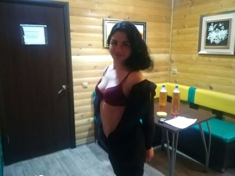 Sensational coffee-house worker shares her naked body