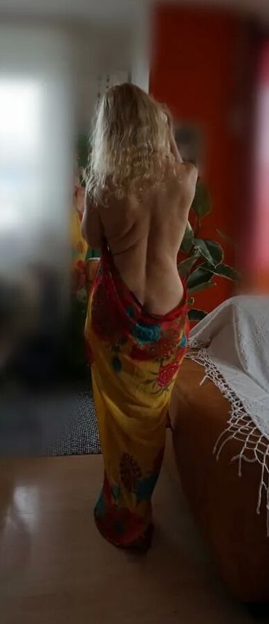 Selena's posing in pareo