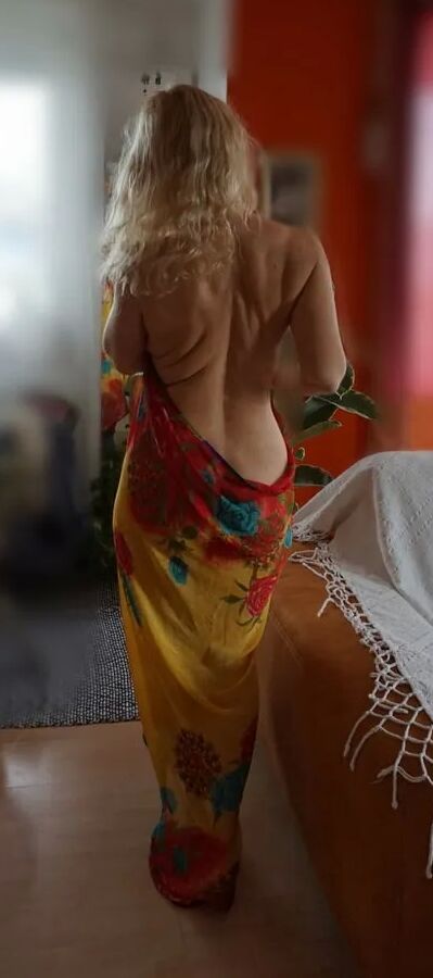 Selena's posing in pareo