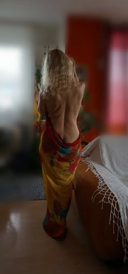 Selena's posing in pareo