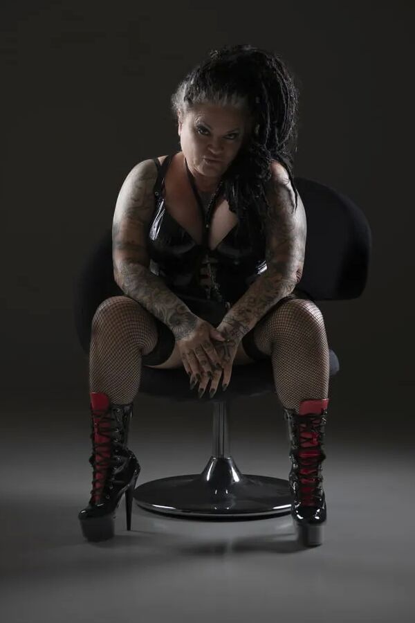 Domina Dark