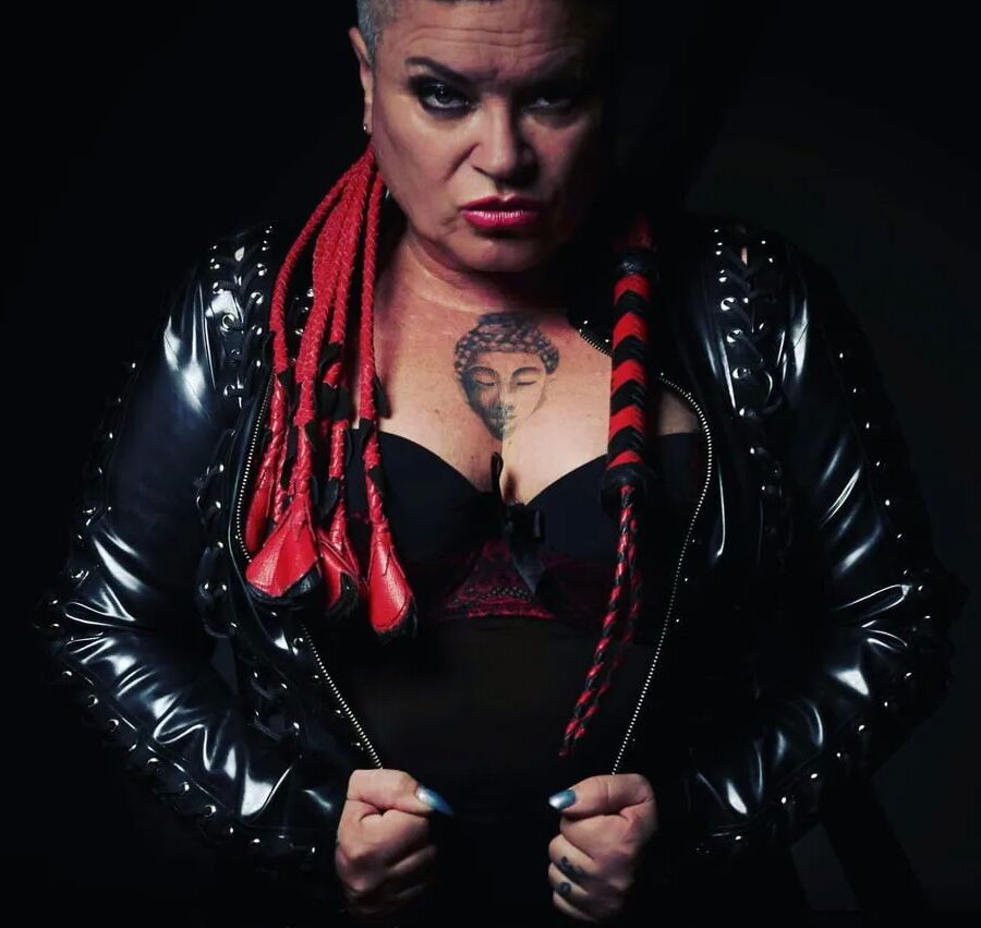 Domina Dark