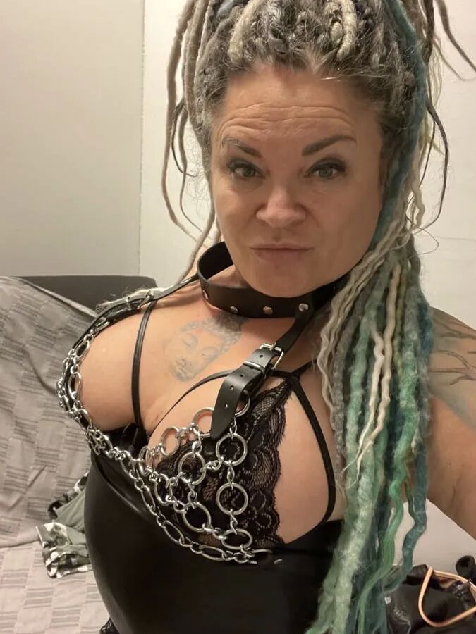 Domina Dark