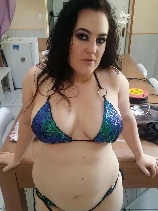 Chubby MILF Amy Leaf - Swimsuit
