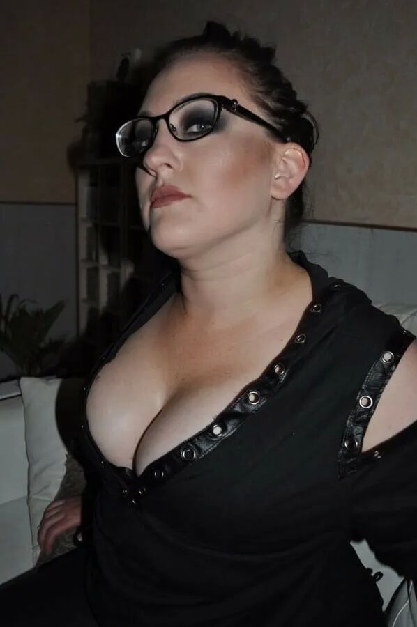 Chubby MILF Amy Leaf- Boobs outside