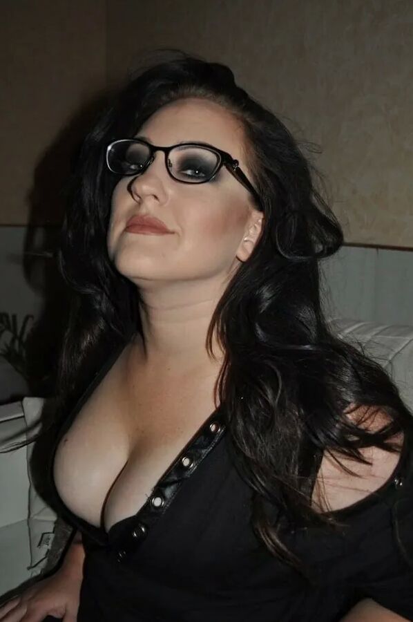 Chubby MILF Amy Leaf- Boobs outside