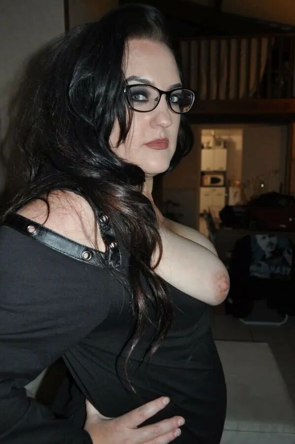 Chubby MILF Amy Leaf- Boobs outside