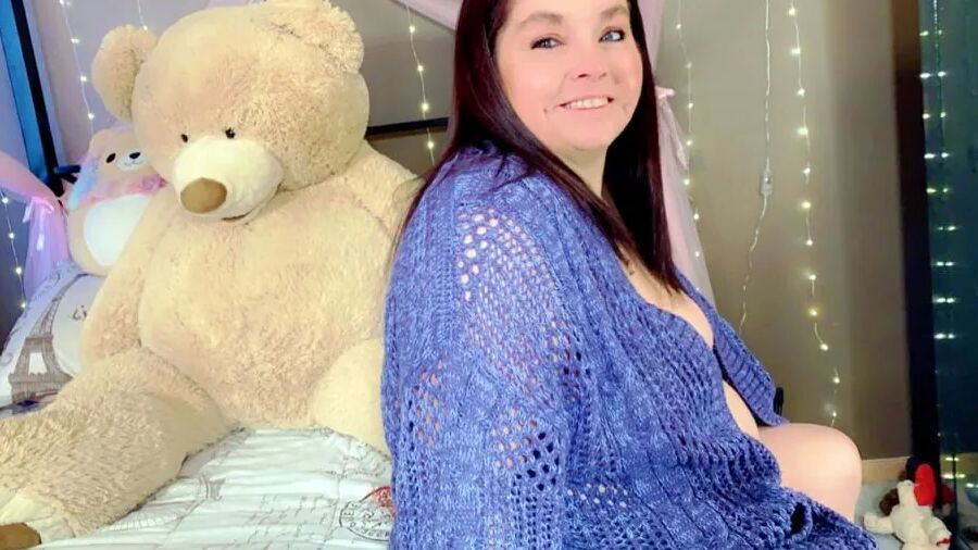 Sexy BBW Spreading Pussy in Purple and Squash