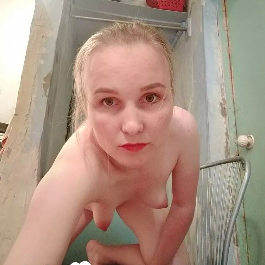 Stunning babe taking some selfies on a chair